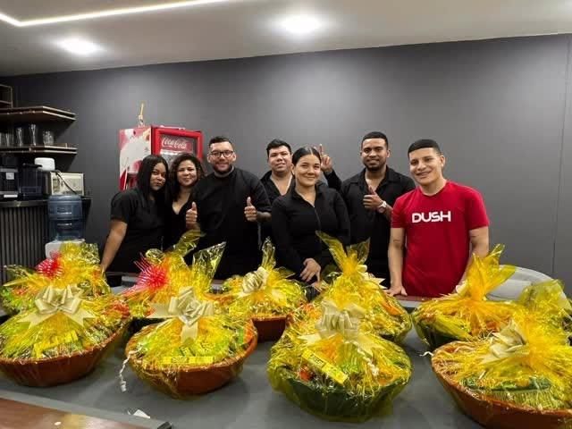 El equipo de Kings Barbershop y Novmila con sus anchetas de fin de año