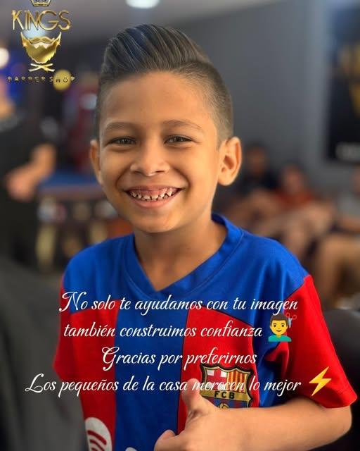 Niño sonriente después de su corte en Kings