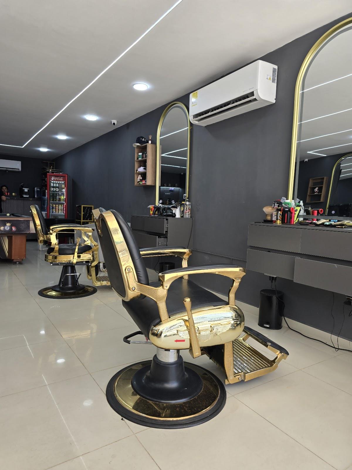 Sillas doradas y espejos en arco del salón de Kings Barber Shop