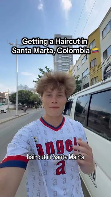 Turista grabando su visita: Getting a haircut in Santa Marta